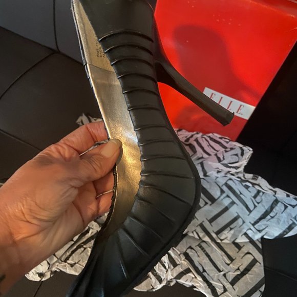 Black Pointed Tow Stiletto Heel Pump - Picture 5 of 8